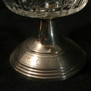 Vonèche of Zoude, paar kristallen drageoirs, massief zilveren poten, circa 1850