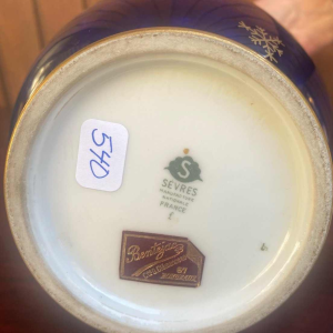 Grand vase signé en porcelaine de Sèvres, couleur bleu nuit, 20ème siècle