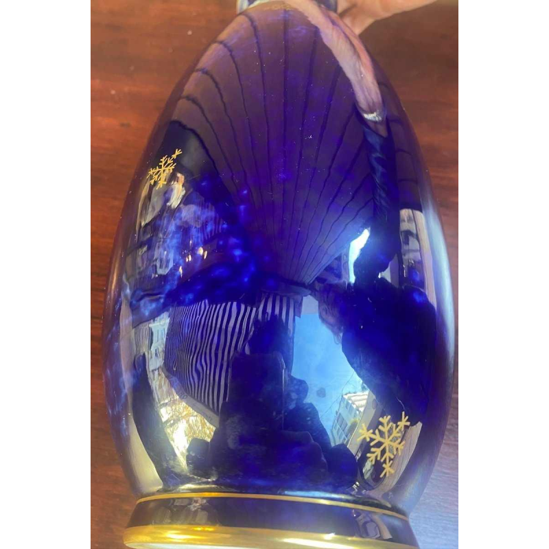 Grand vase signé en porcelaine de Sèvres, couleur bleu nuit, 20ème siècle
