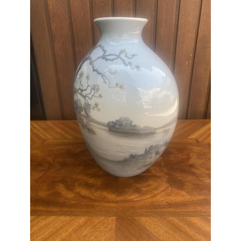 Bing & Grondahl Denmark, vase en porcelaine à décor de paysage, ca 1920