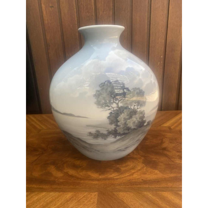 Bing & Grondahl Denmark, vase en porcelaine à décor de paysage, ca 1920