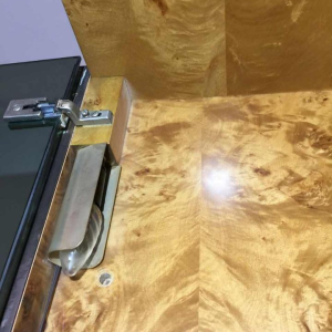 Jean-Claude Mahey 'Signature' pour Roche Bobois, 3 vitrines bibliothèques étagères, loupe noyer et laiton, 1970s