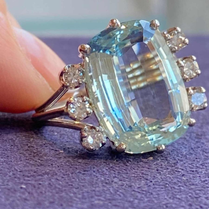 Bague cocktail or gris, aigue-marine taille ovale & diamants, ca 1960