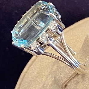 Witgouden cocktailring, ovaal geslepen aquamarijn & diamanten, ca 1960