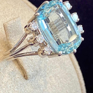 Bague cocktail or gris, aigue-marine taille ovale & diamants, ca 1960