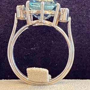 Witgouden cocktailring, ovaal geslepen aquamarijn & diamanten, ca 1960