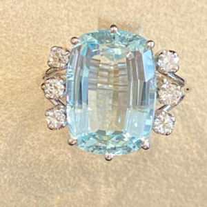 Witgouden cocktailring, ovaal geslepen aquamarijn & diamanten, ca 1960