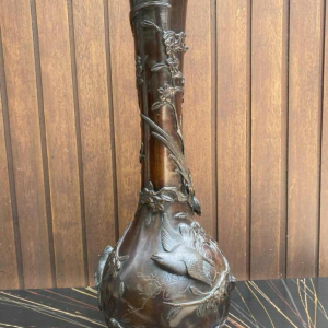 Vase japonais en bronze rehaussé d'oiseaux et feuilles, fin 19ème siècle