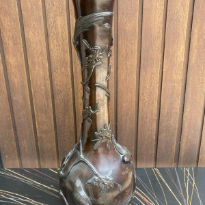 Vase japonais en bronze rehaussé d'oiseaux et feuilles, fin 19ème siècle