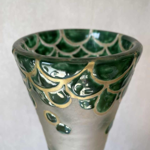 LEGRAS grote Art Deco glazen vaas met gegraveerde en geëmailleerde decoratie