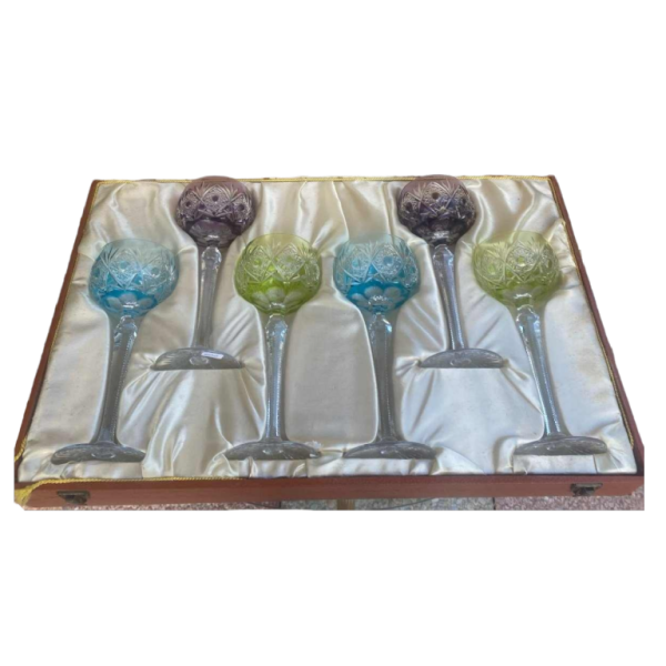 Six grands verres de couleur en cristal de Bohème