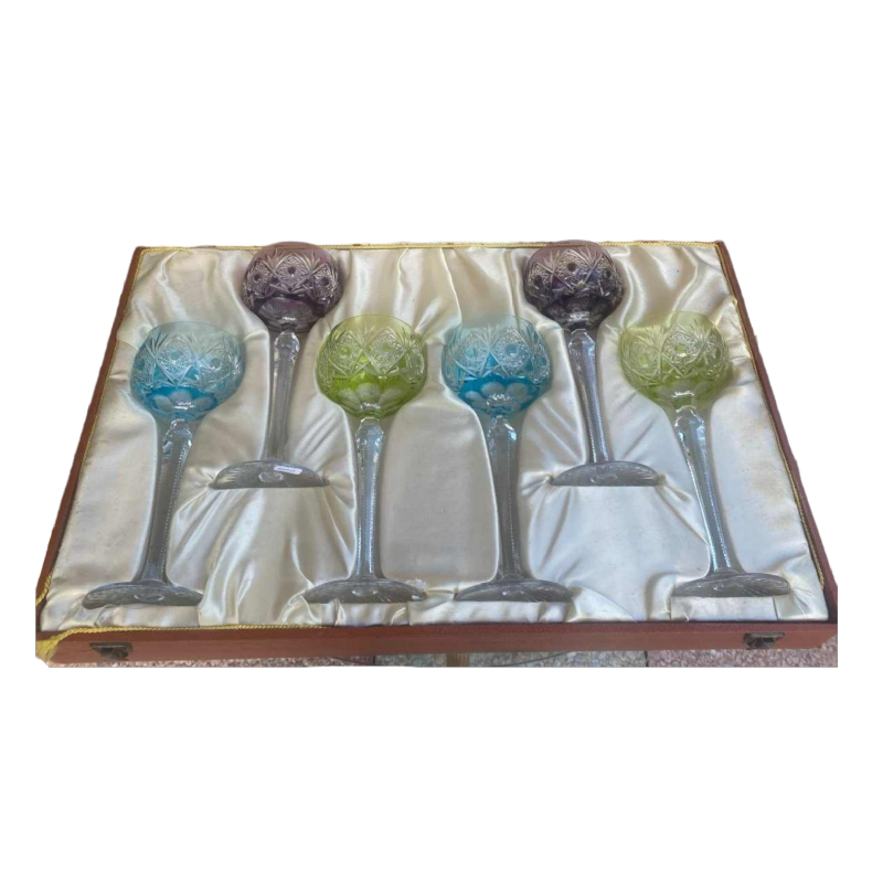 Six grands verres de couleur en cristal de Bohème