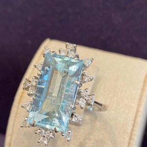 Bague cocktail or gris, aigue-marine taille émeraude & diamants, ca 1970