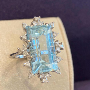 Bague cocktail or gris, aigue-marine taille émeraude & diamants, ca 1970