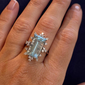 Bague cocktail or gris, aigue-marine taille émeraude & diamants, ca 1970