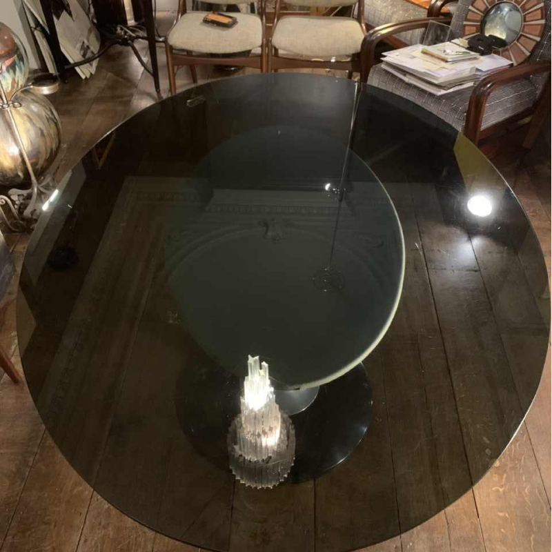 Ovale tafel met centrale aluminium "tulpen" voet, Eero Saarinen Knoll stijl 1960