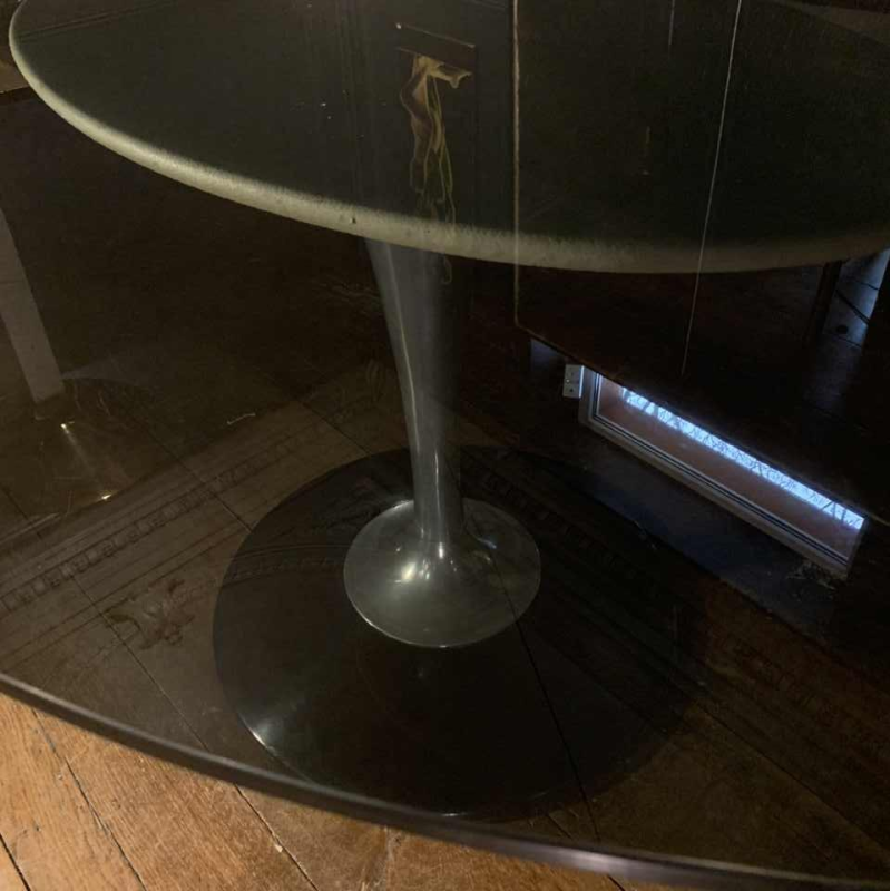 Ovale tafel met centrale aluminium "tulpen" voet, Eero Saarinen Knoll stijl 1960
