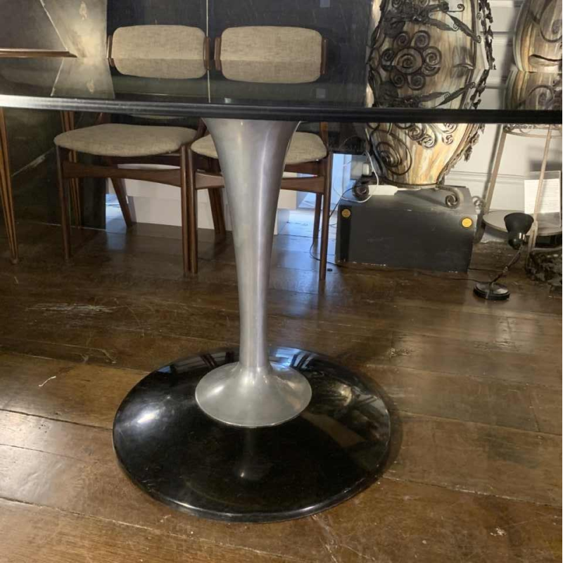 Table ovale Ã  pied central aluminium " tulipe ", style Eero Saarinen Knoll, 1960