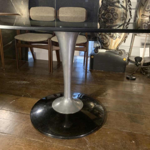 Table ovale Ã  pied central aluminium " tulipe ", style Eero Saarinen Knoll, 1960