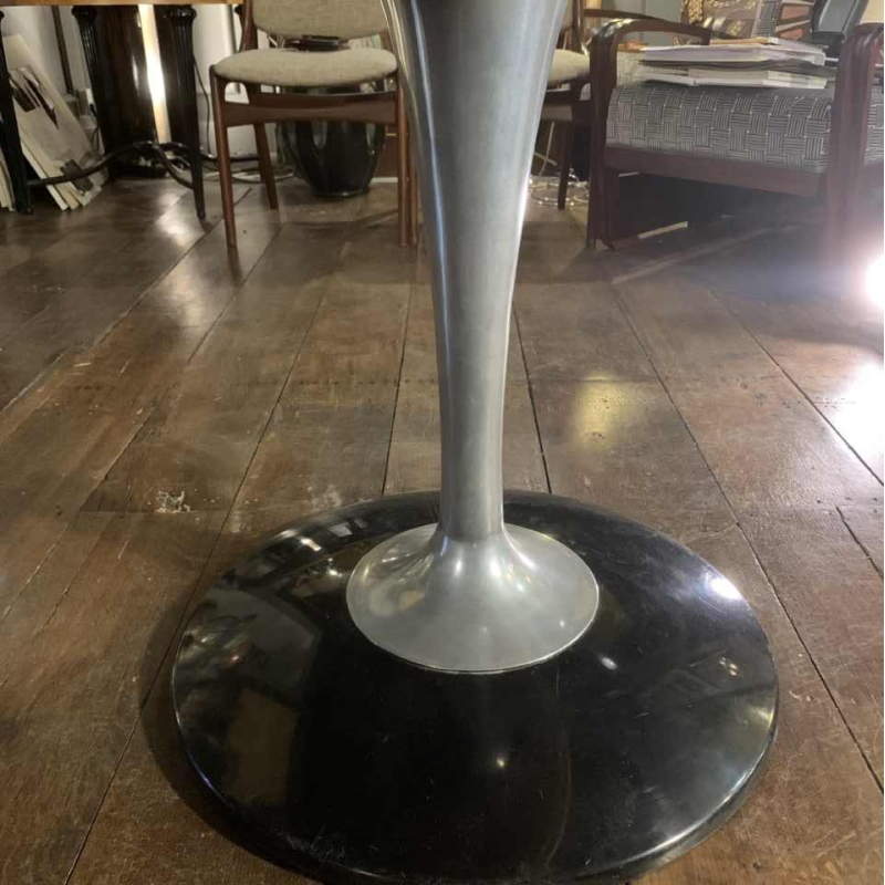 Table ovale Ã  pied central aluminium " tulipe ", style Eero Saarinen Knoll, 1960