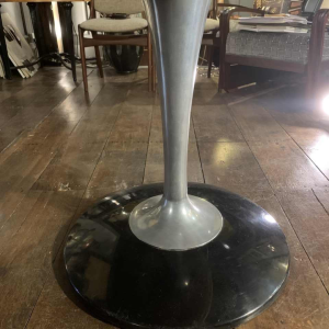 Table ovale Ã  pied central aluminium " tulipe ", style Eero Saarinen Knoll, 1960