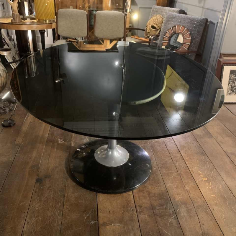 Table ovale Ã  pied central aluminium " tulipe ", style Eero Saarinen Knoll, 1960