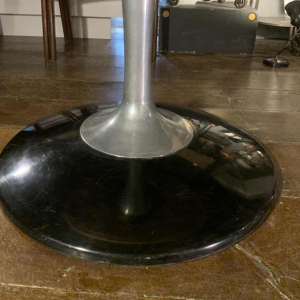Ovale tafel met centrale aluminium "tulpen" voet, Eero Saarinen Knoll stijl 1960