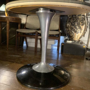 Ovale tafel met centrale aluminium "tulpen" voet, Eero Saarinen Knoll stijl 1960