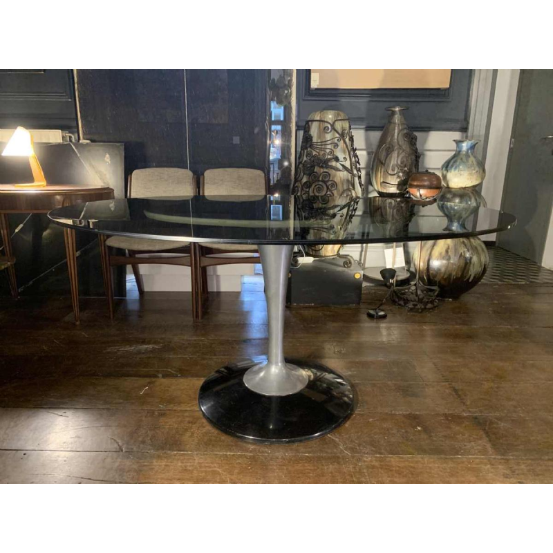 Ovale tafel met centrale aluminium "tulpen" voet, Eero Saarinen Knoll stijl 1960