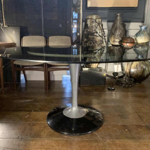 Table ovale Ã  pied central aluminium " tulipe ", style Eero Saarinen Knoll, 1960