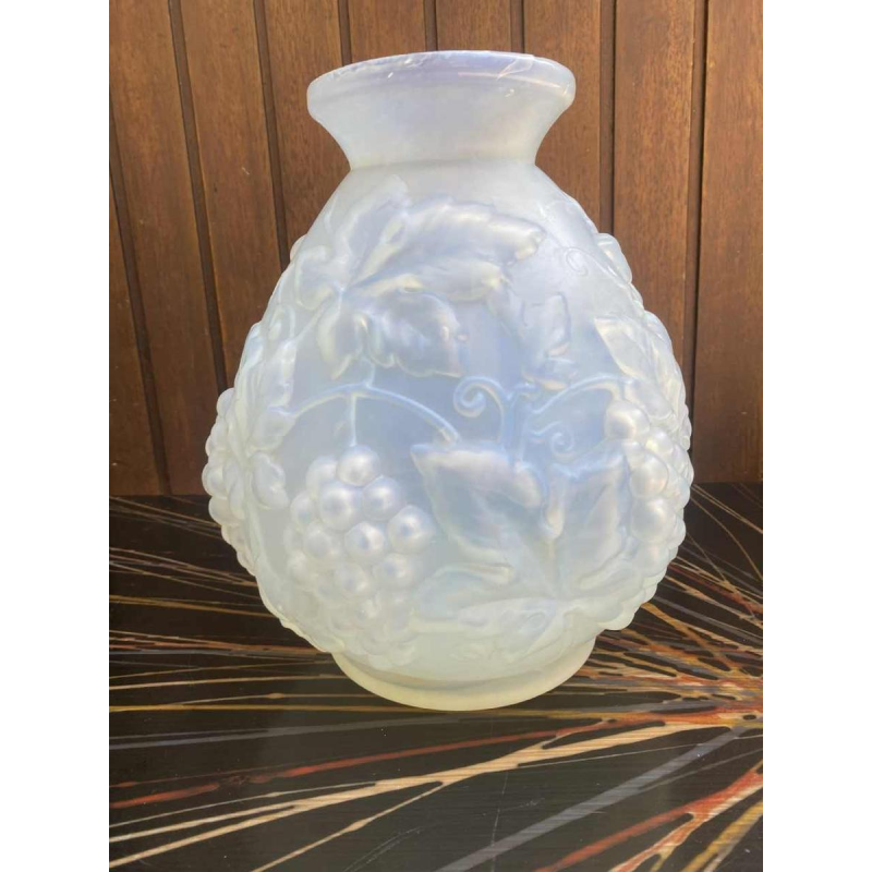 ETALEUNE for Etling, Art Deco opalescent vase, stylised floral design, ca 1930