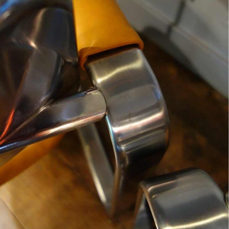 Eero Aarnio "Executive" Mobel Italia, paar metalen / lederen fauteuils, 1968