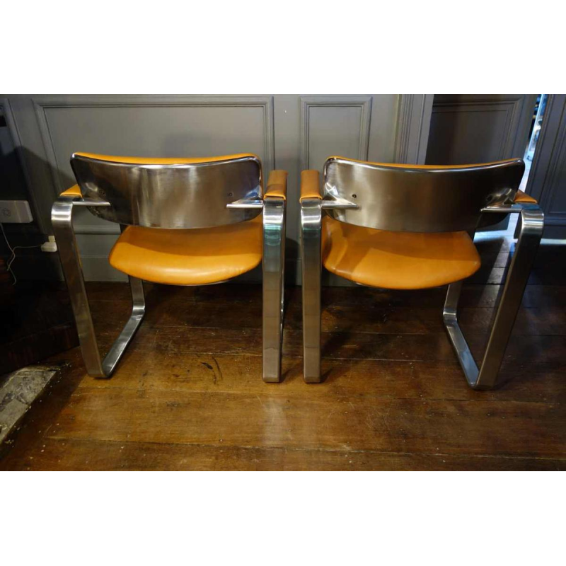 Eero Aarnio " Executive " Mobel Italia, paire de fauteuils mÃ©tal / cuir, 1968