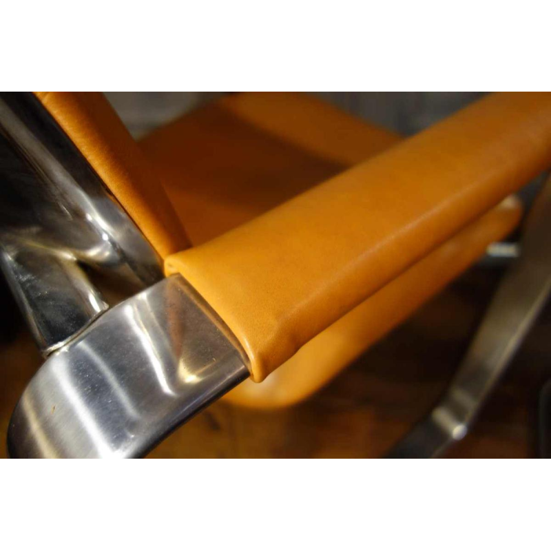 Eero Aarnio " Executive " Mobel Italia, paire de fauteuils mÃ©tal / cuir, 1968