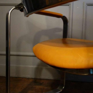 Eero Aarnio "Executive" Mobel Italia, paar metalen / lederen fauteuils, 1968