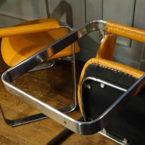 Eero Aarnio " Executive " Mobel Italia, paire de fauteuils mÃ©tal / cuir, 1968