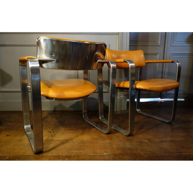 Eero Aarnio " Executive " Mobel Italia, paire de fauteuils mÃ©tal / cuir, 1968
