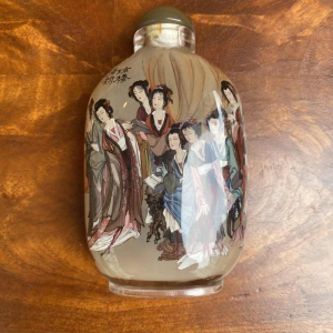 Tabatière / bouteille à priser Chinoise en verre scène de femmes, peinte par l'Intérieur