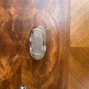 Chinees glazen snuifflesje met een scène van vrouwen, geschilderd door het interieur