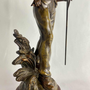 Auguste Moreau Boer met zeis sculptuur in regula met groen patina, ca 1900