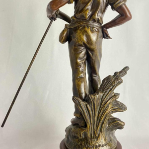 Auguste Moreau Boer met zeis sculptuur in regula met groen patina, ca 1900