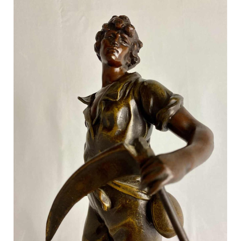 Auguste Moreau Boer met zeis sculptuur in regula met groen patina, ca 1900