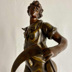 Auguste Moreau Boer met zeis sculptuur in regula met groen patina, ca 1900