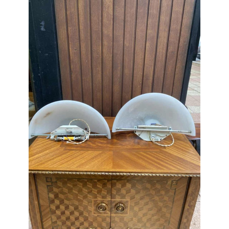 Lucien Gau, paar wandlampen, albasten halve maan kap, ca 1960