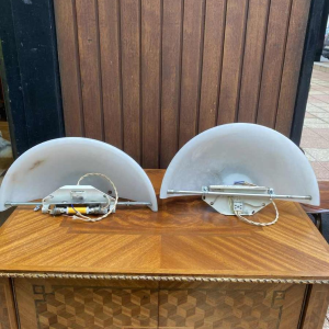 Lucien Gau, paar wandlampen, albasten halve maan kap, ca 1960