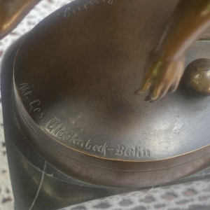 OTTO LESSING fondeur Gladenbeck Berlin "Femme rattrapant une balle" sculpture en bronze, ca 1920