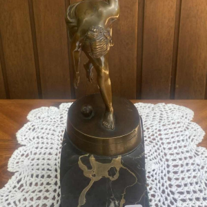 OTTO LESSING fondeur Gladenbeck Berlin "Femme rattrapant une balle" sculpture en bronze, ca 1920