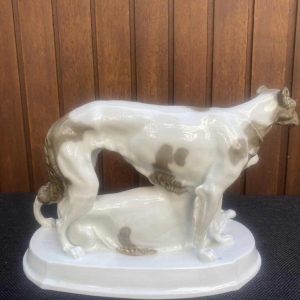 Ofend-und Porzellanfabrik AG, groupe en chiens léviers barzoi en porcelaine