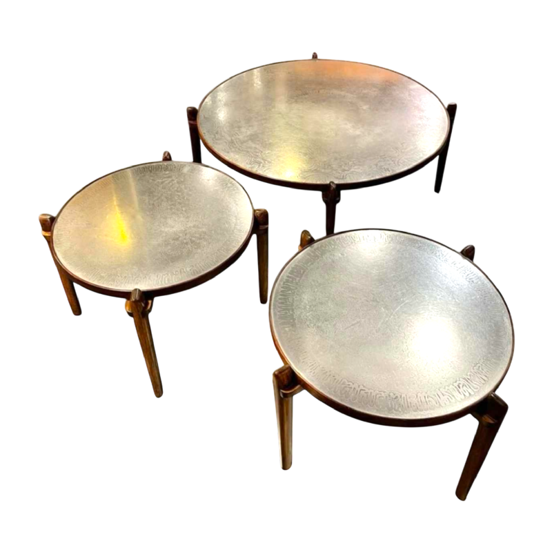 Heinz Lilienthal, ensemble de trois tables de salon, noyer et aluminium gravé à décor abstrait, ca 1960