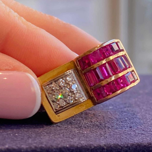 Bague Tank “à pont“ en or rose, diamants et rubis Verneuil, travail français, ca 1940